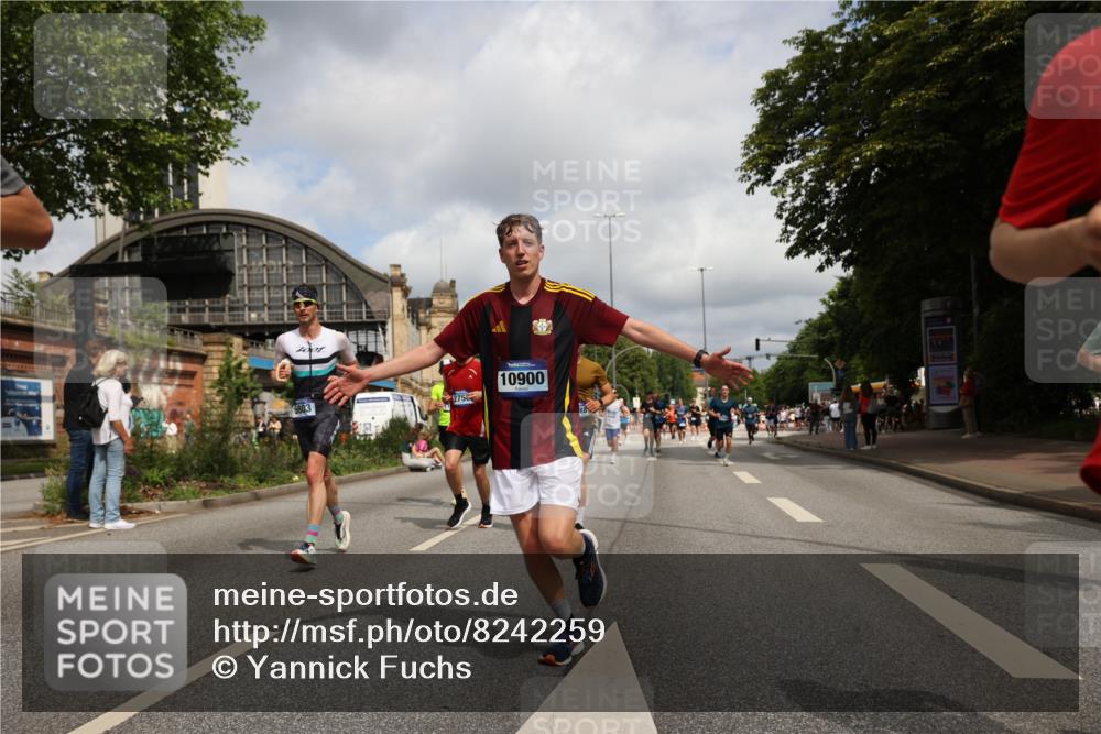 29.06.2025 - hella hamburg halbmarathon Yannick Fuchs http://msf.ph/oto/8242259 29.06.2025 10:34:55 20KM 1603, 1882, 2324, 2714, 2750, 2826, 4843, 5050, 5375, 5409, 5508, 5745, 5803, 5916, 6080, 6152, 6649, 7109, 7495, 7622, 8370, 8465, 8467, 9294, 10369, 10900, 10968, 11731, 12088, 12540, 12704, 12865, 13029, 13667, 14924, 15015, 15424, 15542, 15813, 16580, 16761, 17214, 17245, 18614, 18979 meine-sportfotos.de