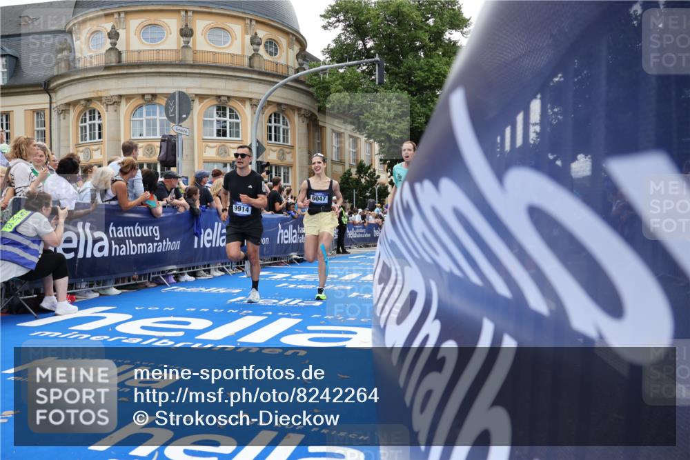 29.06.2025 - hella hamburg halbmarathon Strokosch-Dieckow http://msf.ph/oto/8242264 29.06.2025 10:37:31 Ziel 1290, 2767, 5042, 5791, 6047, 7831, 9017, 9914, 10451, 10922, 11106, 13372, 18159, 18193, 18216, 18723 meine-sportfotos.de