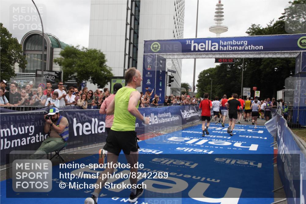 29.06.2025 - hella hamburg halbmarathon Michael Strokosch http://msf.ph/oto/8242269 29.06.2025 10:55:49 Ziel 1143, 1834, 4897, 5021, 6569, 6924, 7221, 8255, 8618, 10212, 12483, 12858, 13474, 14365, 14909, 16401, 16434, 16786, 18125, 18190, 19047 meine-sportfotos.de