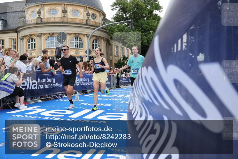 29.06.2025 - hella hamburg halbmarathon Strokosch-Dieckow http://msf.ph/oto/8242283 29.06.2025 10:37:31 Ziel 1290, 2767, 5042, 5791, 6047, 7831, 9017, 9914, 10451, 10922, 11106, 13372, 18159, 18193, 18216, 18723 meine-sportfotos.de