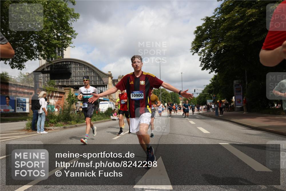 29.06.2025 - hella hamburg halbmarathon Yannick Fuchs http://msf.ph/oto/8242298 29.06.2025 10:34:56 20KM 1603, 1882, 1912, 2324, 2714, 2750, 2826, 4843, 5050, 5375, 5409, 5508, 5745, 5803, 5916, 6080, 6152, 6649, 7109, 7495, 7622, 8370, 8465, 8467, 8629, 9294, 10369, 10900, 10968, 11731, 11767, 12088, 12540, 12704, 12865, 13029, 13667, 14924, 15015, 15424, 15542, 15813, 16580, 16761, 17214, 17245, 18614, 18979 meine-sportfotos.de