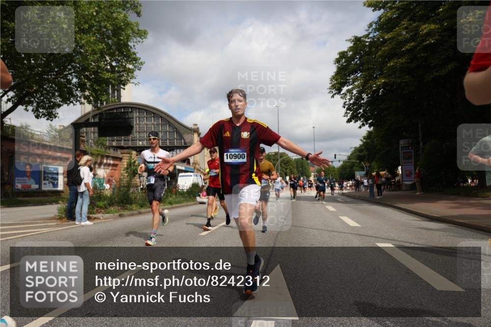 29.06.2025 - hella hamburg halbmarathon Yannick Fuchs http://msf.ph/oto/8242312 29.06.2025 10:34:56 20KM 1603, 1882, 1912, 2324, 2714, 2750, 2826, 4843, 5050, 5375, 5409, 5508, 5745, 5803, 5916, 6080, 6152, 6649, 7109, 7495, 7622, 8370, 8465, 8467, 8629, 9294, 10369, 10900, 10968, 11731, 11767, 12088, 12540, 12704, 12865, 13029, 13667, 14924, 15015, 15424, 15542, 15813, 16580, 16761, 17214, 17245, 18614, 18979 meine-sportfotos.de