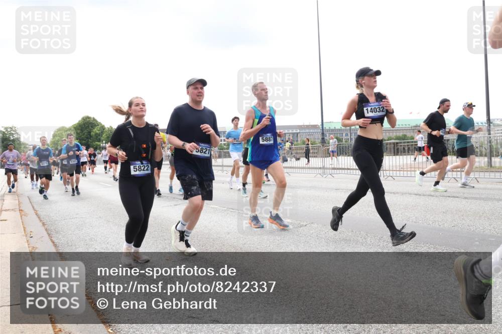 29.06.2025 - hella hamburg halbmarathon Lena Gebhardt http://msf.ph/oto/8242337 29.06.2025 10:33:52 Lombardsbrücke 1189, 1275, 1417, 1705, 1787, 1896, 1995, 2265, 2342, 2482, 2496, 2526, 2776, 2933, 3170, 3264, 3340, 3345, 3560, 3829, 3848, 4164, 4361, 4433, 4449, 4479, 4696, 4807, 4942, 5075, 5096, 5141, 5557, 5561, 5566, 5569, 5584, 5691, 5821, 5822, 5887, 6109, 6364, 6515, 6516, 6854, 6956, 6999, 7027, 7565, 7653, 7705, 8021, 8157, 8202, 8277, 8282, 8375, 8377, 8383, 8401, 8891, 9094, 9234, 9258, 9438, 9750, 9799, 9875, 9995, 10007, 10071, 10561, 11811 meine-sportfotos.de