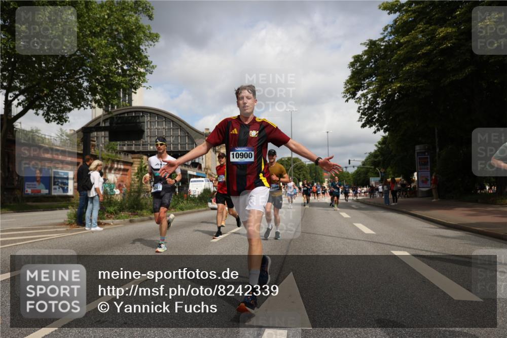 29.06.2025 - hella hamburg halbmarathon Yannick Fuchs http://msf.ph/oto/8242339 29.06.2025 10:34:56 20KM 1603, 1882, 1912, 2324, 2714, 2750, 2826, 4843, 5050, 5375, 5409, 5508, 5745, 5803, 5916, 6080, 6152, 6649, 7109, 7495, 7622, 8370, 8465, 8467, 8629, 9294, 10369, 10900, 10968, 11731, 11767, 12088, 12540, 12704, 12865, 13029, 13667, 14924, 15015, 15424, 15542, 15813, 16580, 16761, 17214, 17245, 18614, 18979 meine-sportfotos.de