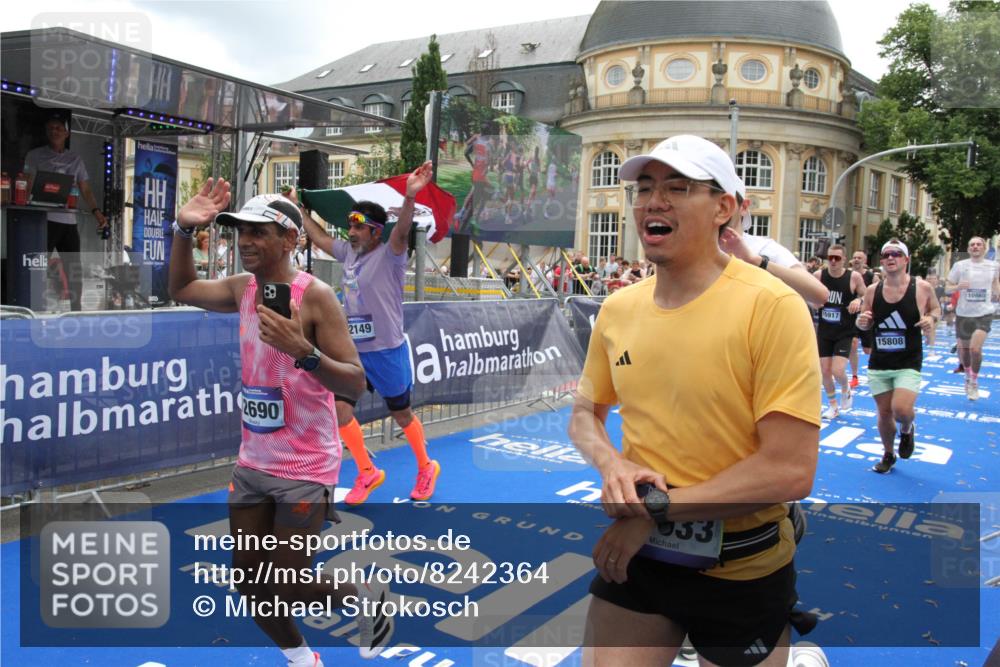 29.06.2025 - hella hamburg halbmarathon Michael Strokosch http://msf.ph/oto/8242364 29.06.2025 10:48:36 Ziel 1163, 1176, 2213, 5421, 10000, 10860, 11451, 11579, 12149, 12690, 13962, 14033, 14990, 15573, 15808, 15917, 17395, 18251, 18815 meine-sportfotos.de