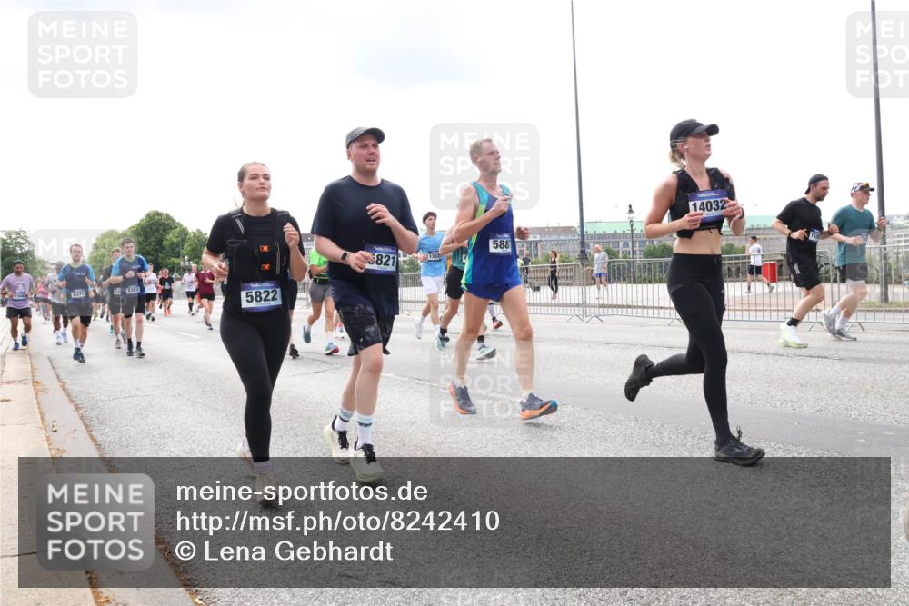 29.06.2025 - hella hamburg halbmarathon Lena Gebhardt http://msf.ph/oto/8242410 29.06.2025 10:33:53 Lombardsbrücke 1189, 1275, 1417, 1705, 1787, 1896, 1995, 2265, 2342, 2482, 2496, 2526, 2776, 2933, 3170, 3264, 3340, 3345, 3560, 3829, 3848, 4164, 4361, 4433, 4449, 4479, 4696, 4807, 4942, 5075, 5096, 5141, 5557, 5561, 5566, 5569, 5584, 5691, 5821, 5822, 5887, 6109, 6364, 6515, 6516, 6854, 6956, 6999, 7027, 7565, 7653, 7705, 8021, 8157, 8202, 8277, 8282, 8375, 8377, 8383, 8401, 8891, 9094, 9234, 9258, 9438, 9750, 9799, 9875, 9995, 10007, 10071, 10561, 11811 meine-sportfotos.de