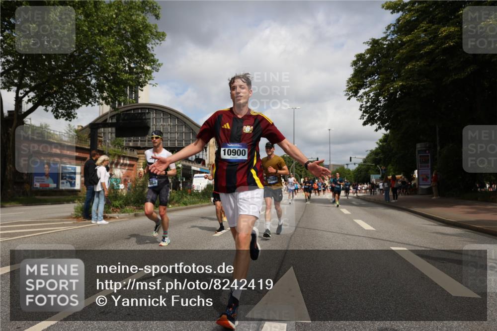 29.06.2025 - hella hamburg halbmarathon Yannick Fuchs http://msf.ph/oto/8242419 29.06.2025 10:34:56 20KM 1603, 1882, 1912, 2324, 2714, 2750, 2826, 4843, 5050, 5375, 5409, 5508, 5745, 5803, 5916, 6080, 6152, 6649, 7109, 7495, 7622, 8370, 8465, 8467, 8629, 9294, 10369, 10900, 10968, 11731, 11767, 12088, 12540, 12704, 12865, 13029, 13667, 14924, 15015, 15424, 15542, 15813, 16580, 16761, 17214, 17245, 18614, 18979 meine-sportfotos.de