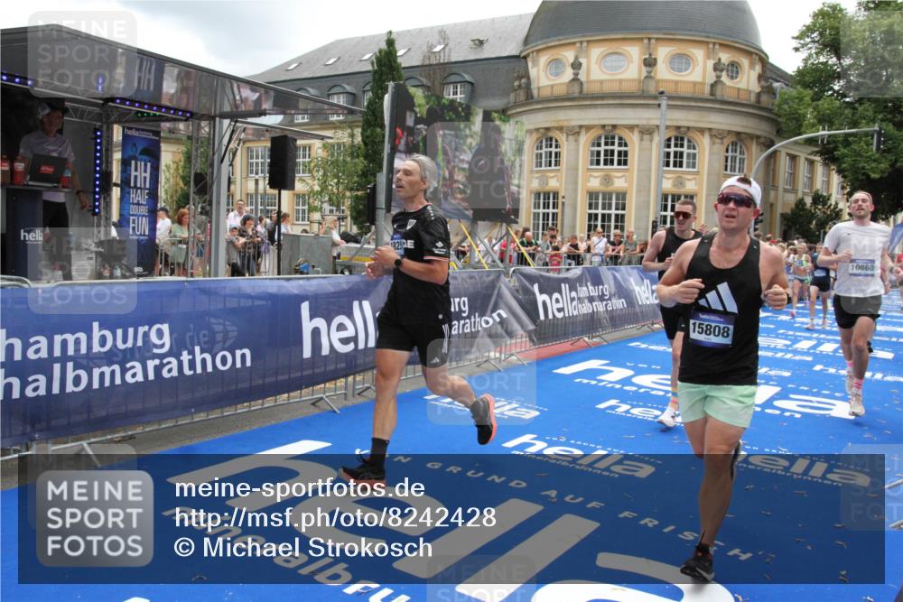 29.06.2025 - hella hamburg halbmarathon Michael Strokosch http://msf.ph/oto/8242428 29.06.2025 10:48:37 Ziel 1163, 1176, 2213, 4553, 5421, 9538, 10000, 10859, 10860, 11579, 12149, 12690, 13962, 14033, 15573, 15808, 15917, 17395, 18251, 18815 meine-sportfotos.de