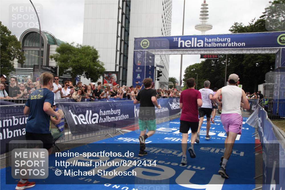 29.06.2025 - hella hamburg halbmarathon Michael Strokosch http://msf.ph/oto/8242434 29.06.2025 10:55:52 Ziel 1179, 2612, 3256, 3668, 5021, 6569, 6924, 7221, 7976, 12483, 12858, 13474, 14365, 16401, 16434, 16786, 18125, 18190, 18867, 19047 meine-sportfotos.de