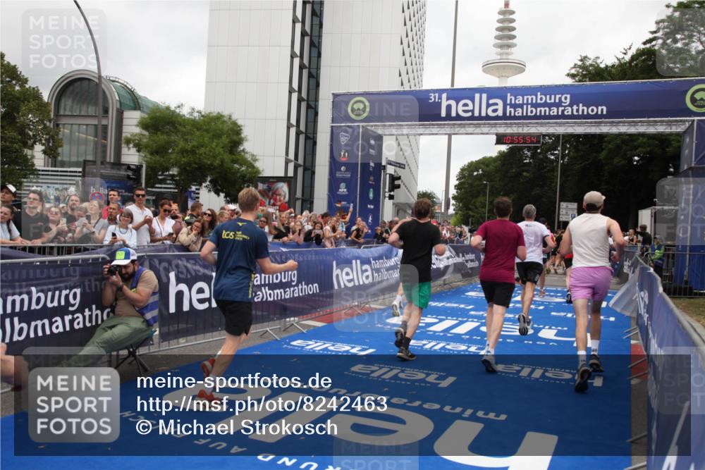 29.06.2025 - hella hamburg halbmarathon Michael Strokosch http://msf.ph/oto/8242463 29.06.2025 10:55:53 Ziel 1179, 2612, 3256, 3668, 4772, 5021, 6569, 7221, 7976, 12858, 13474, 14365, 16401, 16434, 16786, 18125, 18867, 19047 meine-sportfotos.de