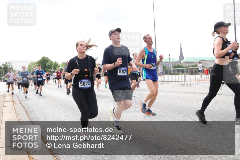 29.06.2025 - hella hamburg halbmarathon Lena Gebhardt http://msf.ph/oto/8242477 29.06.2025 10:33:53 Lombardsbrücke 1189, 1275, 1417, 1705, 1787, 1896, 1995, 2265, 2342, 2482, 2496, 2526, 2776, 2933, 3170, 3264, 3340, 3345, 3560, 3829, 3848, 4164, 4361, 4433, 4449, 4479, 4696, 4807, 4942, 5075, 5096, 5141, 5557, 5561, 5566, 5569, 5584, 5691, 5821, 5822, 5887, 6109, 6364, 6515, 6516, 6854, 6956, 6999, 7027, 7565, 7653, 7705, 8021, 8157, 8202, 8277, 8282, 8375, 8377, 8383, 8401, 8891, 9094, 9234, 9258, 9438, 9750, 9799, 9875, 9995, 10007, 10071, 10561, 11811 meine-sportfotos.de