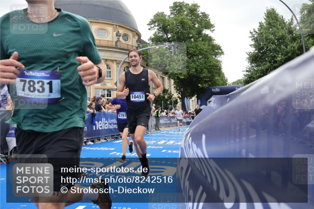 29.06.2025 - hella hamburg halbmarathon Strokosch-Dieckow http://msf.ph/oto/8242516 29.06.2025 10:37:35 Ziel 1290, 1505, 5042, 5791, 6047, 7831, 9914, 10451, 10922, 11106, 14934, 18193, 18216 meine-sportfotos.de