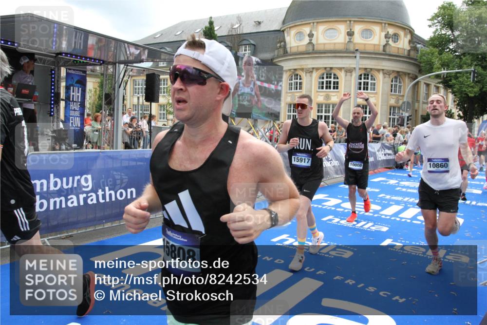29.06.2025 - hella hamburg halbmarathon Michael Strokosch http://msf.ph/oto/8242534 29.06.2025 10:48:37 Ziel 1163, 1176, 2213, 4553, 5421, 9538, 10000, 10859, 10860, 11579, 12149, 12690, 13962, 14033, 15573, 15808, 15917, 17395, 18251, 18815 meine-sportfotos.de