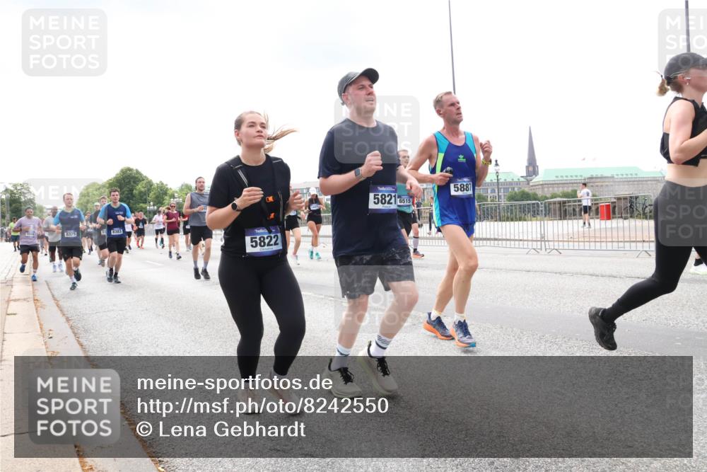 29.06.2025 - hella hamburg halbmarathon Lena Gebhardt http://msf.ph/oto/8242550 29.06.2025 10:33:53 Lombardsbrücke 1189, 1275, 1417, 1705, 1787, 1896, 1995, 2265, 2342, 2482, 2496, 2526, 2776, 2933, 3170, 3264, 3340, 3345, 3560, 3829, 3848, 4164, 4361, 4433, 4449, 4479, 4696, 4807, 4942, 5075, 5096, 5141, 5557, 5561, 5566, 5569, 5584, 5691, 5821, 5822, 5887, 6109, 6364, 6515, 6516, 6854, 6956, 6999, 7027, 7565, 7653, 7705, 8021, 8157, 8202, 8277, 8282, 8375, 8377, 8383, 8401, 8891, 9094, 9234, 9258, 9438, 9750, 9799, 9875, 9995, 10007, 10071, 10561, 11811 meine-sportfotos.de