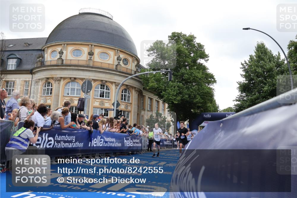 29.06.2025 - hella hamburg halbmarathon Strokosch-Dieckow http://msf.ph/oto/8242555 29.06.2025 10:37:36 Ziel 1290, 1505, 5042, 5791, 7831, 9914, 10451, 10922, 11106, 13595, 14934, 18193, 18216 meine-sportfotos.de