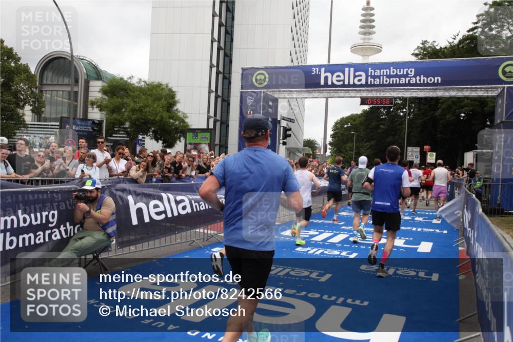 29.06.2025 - hella hamburg halbmarathon Michael Strokosch http://msf.ph/oto/8242566 29.06.2025 10:55:55 Ziel 1179, 2612, 3256, 3668, 4772, 6569, 7221, 7976, 8968, 9246, 12858, 13474, 16401, 16434, 16786, 18125, 18867, 19047 meine-sportfotos.de