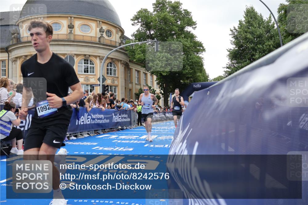 29.06.2025 - hella hamburg halbmarathon Strokosch-Dieckow http://msf.ph/oto/8242576 29.06.2025 10:37:39 Ziel 1290, 1505, 1615, 2196, 5791, 9171, 10451, 10922, 11106, 13595, 14934, 18193, 18216 meine-sportfotos.de