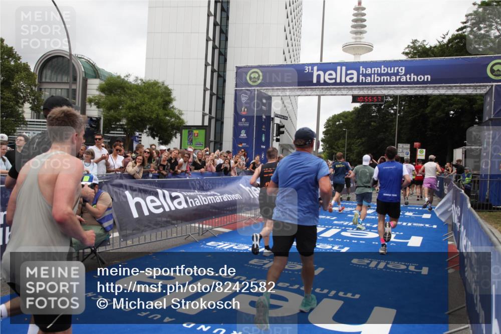 29.06.2025 - hella hamburg halbmarathon Michael Strokosch http://msf.ph/oto/8242582 29.06.2025 10:55:55 Ziel 1179, 2612, 3256, 3668, 4772, 6569, 7221, 7976, 8968, 9246, 12858, 13474, 16401, 16434, 16786, 18125, 18867, 19047 meine-sportfotos.de