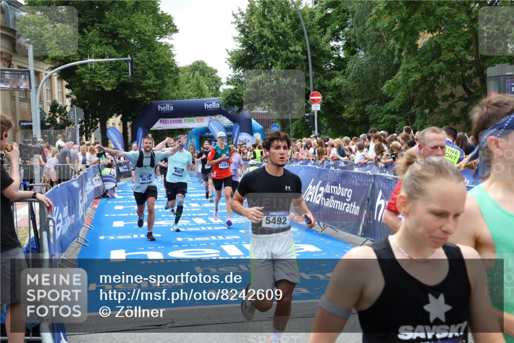 29.06.2025 - hella hamburg halbmarathon Zöllner http://msf.ph/oto/8242609 29.06.2025 10:56:17 Ziel 1193, 5465, 5492, 7547, 8330, 8639, 9903, 9907, 10789, 12348, 14363, 15484, 16113, 16634, 17468, 19152 meine-sportfotos.de