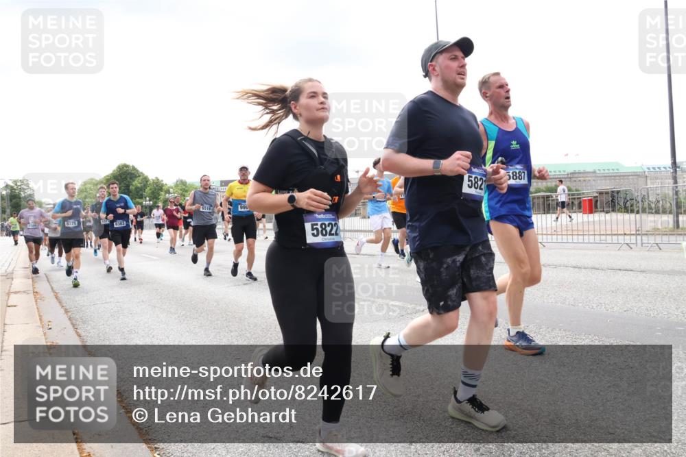 29.06.2025 - hella hamburg halbmarathon Lena Gebhardt http://msf.ph/oto/8242617 29.06.2025 10:33:53 Lombardsbrücke 1189, 1275, 1417, 1705, 1787, 1896, 1995, 2265, 2342, 2482, 2496, 2526, 2776, 2933, 3170, 3264, 3340, 3345, 3560, 3829, 3848, 4164, 4361, 4433, 4449, 4479, 4696, 4807, 4942, 5075, 5096, 5141, 5557, 5561, 5566, 5569, 5584, 5691, 5821, 5822, 5887, 6109, 6364, 6515, 6516, 6854, 6956, 6999, 7027, 7565, 7653, 7705, 8021, 8157, 8202, 8277, 8282, 8375, 8377, 8383, 8401, 8891, 9094, 9234, 9258, 9438, 9750, 9799, 9875, 9995, 10007, 10071, 10561, 11811 meine-sportfotos.de