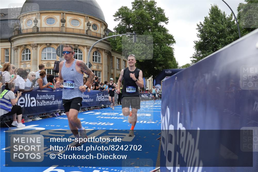 29.06.2025 - hella hamburg halbmarathon Strokosch-Dieckow http://msf.ph/oto/8242702 29.06.2025 10:37:40 Ziel 1505, 1615, 2196, 9171, 10922, 11106, 13595, 14934, 18193, 18216, 18276, 18277 meine-sportfotos.de
