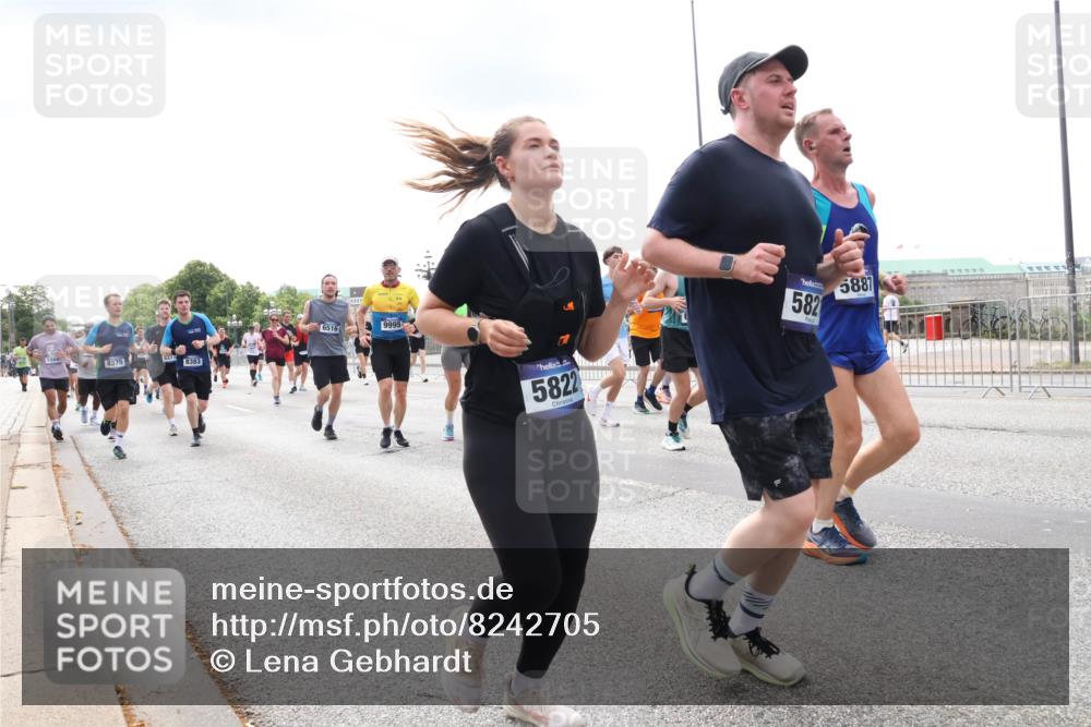 29.06.2025 - hella hamburg halbmarathon Lena Gebhardt http://msf.ph/oto/8242705 29.06.2025 10:33:53 Lombardsbrücke 1189, 1275, 1417, 1705, 1787, 1896, 1995, 2265, 2342, 2482, 2496, 2526, 2776, 2933, 3170, 3264, 3340, 3345, 3560, 3829, 3848, 4164, 4361, 4433, 4449, 4479, 4696, 4807, 4942, 5075, 5096, 5141, 5557, 5561, 5566, 5569, 5584, 5691, 5821, 5822, 5887, 6109, 6364, 6515, 6516, 6854, 6956, 6999, 7027, 7565, 7653, 7705, 8021, 8157, 8202, 8277, 8282, 8375, 8377, 8383, 8401, 8891, 9094, 9234, 9258, 9438, 9750, 9799, 9875, 9995, 10007, 10071, 10561, 11811 meine-sportfotos.de