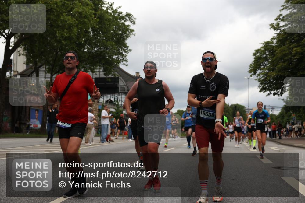 29.06.2025 - hella hamburg halbmarathon Yannick Fuchs http://msf.ph/oto/8242712 29.06.2025 10:47:28 20KM 1030, 1061, 1151, 1499, 1706, 1727, 1783, 2070, 2074, 2082, 2099, 2346, 2354, 3059, 3208, 3209, 4065, 4635, 4770, 5077, 5638, 5866, 6481, 6511, 6512, 6628, 6629, 6762, 6877, 6942, 7177, 7274, 7509, 7864, 7918, 8335, 8390, 8447, 9142, 9537, 10549, 10891, 10895, 11992, 12379, 12413, 12490, 12875, 12909, 13032, 13289, 13865, 13997, 14323, 15061, 15126, 15179, 15441, 15497, 15502, 16477, 16538, 16986, 17348, 18134, 18143, 18487, 18590, 18720 meine-sportfotos.de