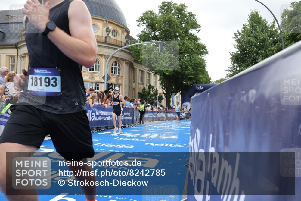 29.06.2025 - hella hamburg halbmarathon Strokosch-Dieckow http://msf.ph/oto/8242785 29.06.2025 10:37:41 Ziel 1505, 1615, 2196, 2404, 9171, 10922, 11106, 13148, 13595, 14934, 18193, 18216, 18276, 18277 meine-sportfotos.de
