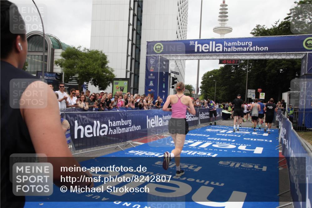 29.06.2025 - hella hamburg halbmarathon Michael Strokosch http://msf.ph/oto/8242807 29.06.2025 10:55:59 Ziel 1179, 2612, 3256, 3668, 4772, 7147, 7976, 8968, 9246, 10084, 14867, 15184, 15868, 15884, 18867 meine-sportfotos.de