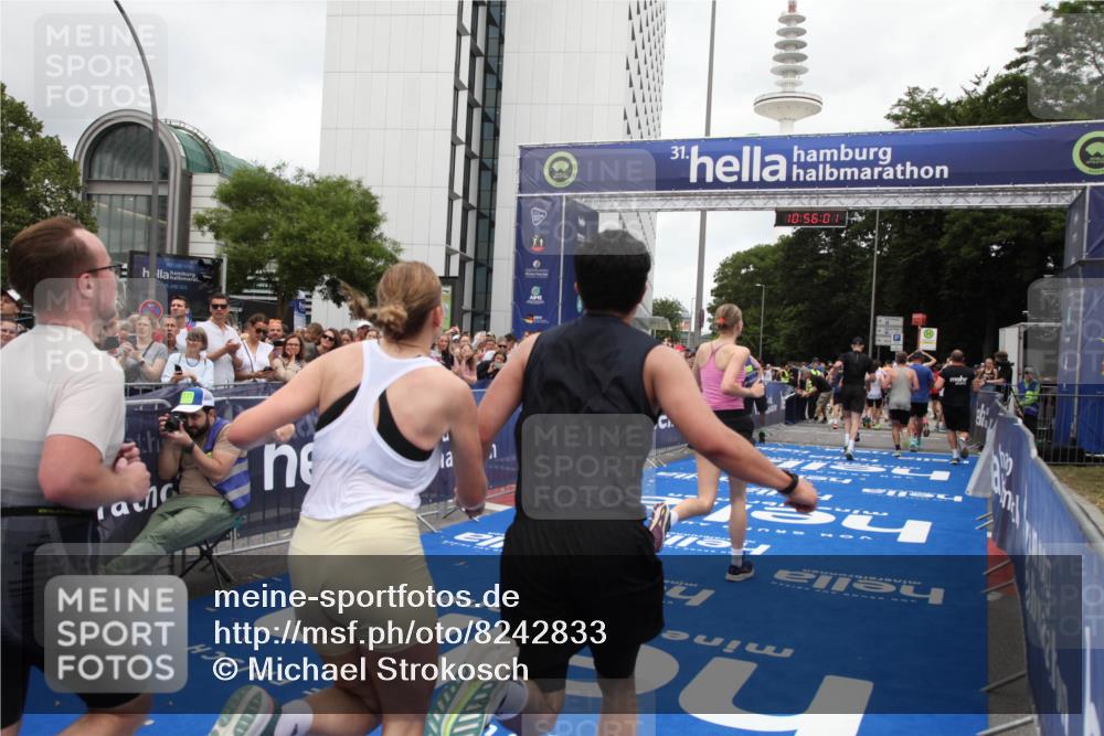 29.06.2025 - hella hamburg halbmarathon Michael Strokosch http://msf.ph/oto/8242833 29.06.2025 10:56:00 Ziel 2612, 3256, 3668, 4772, 7147, 7976, 8968, 9246, 10084, 14867, 15184, 15868, 15884, 16176, 18867 meine-sportfotos.de