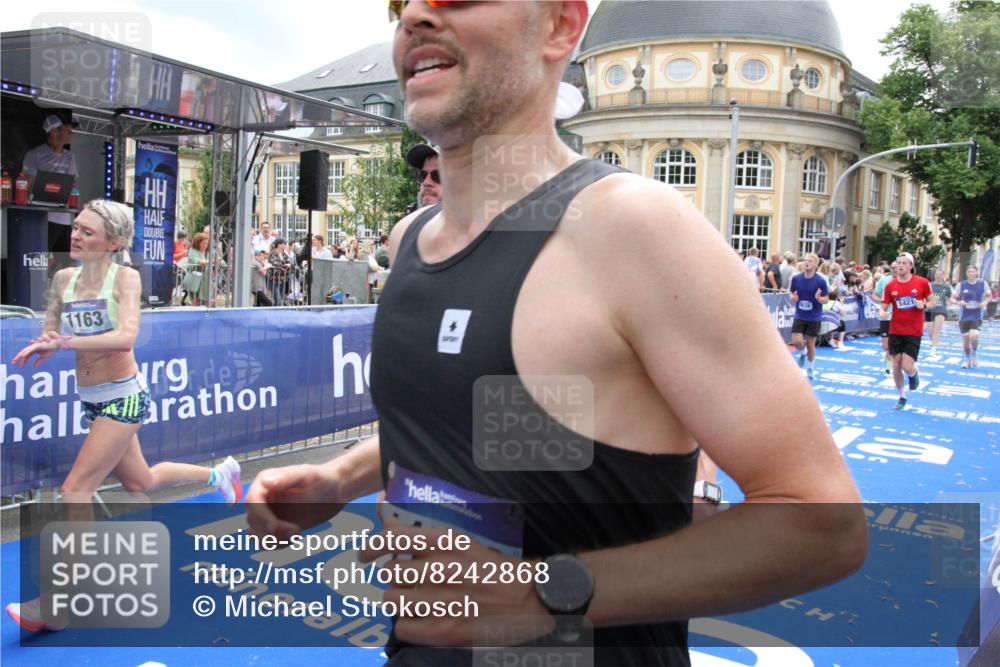 29.06.2025 - hella hamburg halbmarathon Michael Strokosch http://msf.ph/oto/8242868 29.06.2025 10:48:40 Ziel 1163, 1176, 2213, 4553, 5421, 9538, 10000, 10859, 11579, 14511, 15573, 15917, 17127, 18815 meine-sportfotos.de