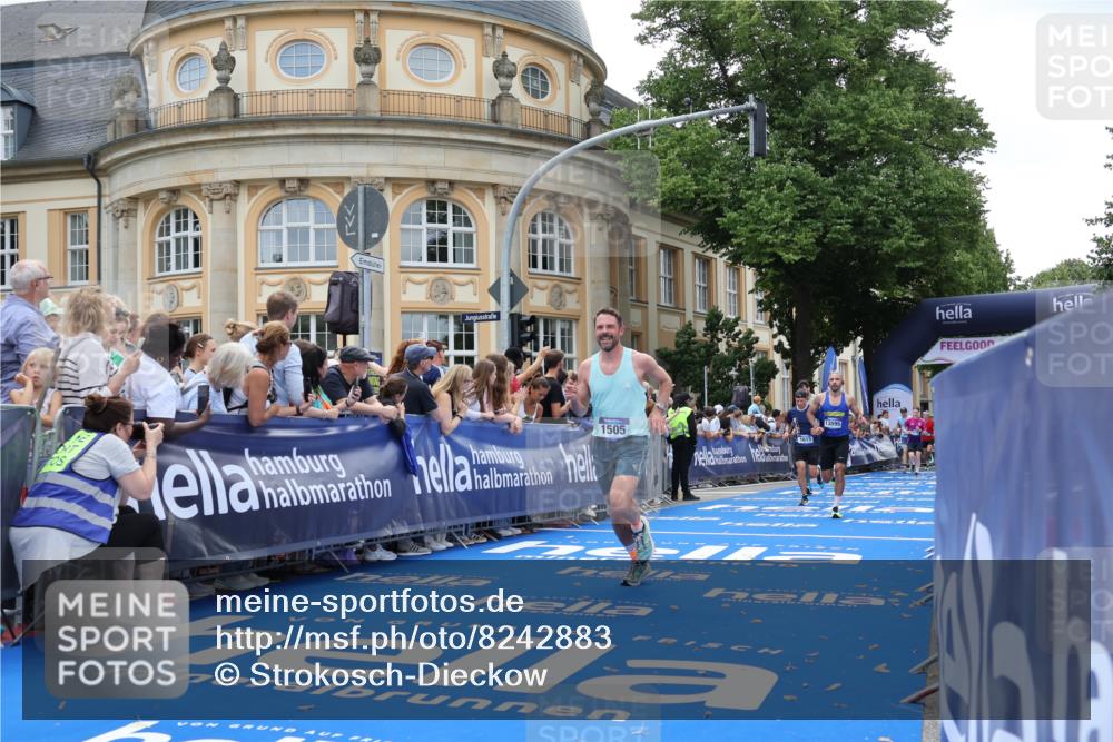 29.06.2025 - hella hamburg halbmarathon Strokosch-Dieckow http://msf.ph/oto/8242883 29.06.2025 10:37:44 Ziel 1505, 1615, 2196, 2404, 9171, 13148, 13595, 14934, 18276, 18277, 18529 meine-sportfotos.de