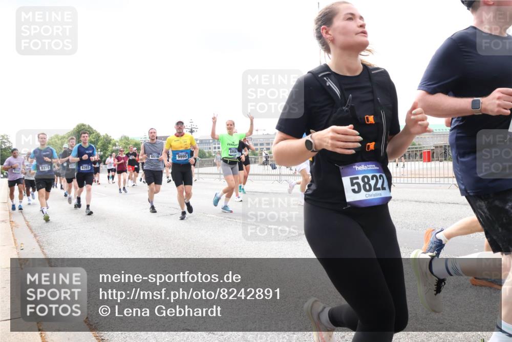 29.06.2025 - hella hamburg halbmarathon Lena Gebhardt http://msf.ph/oto/8242891 29.06.2025 10:33:53 Lombardsbrücke 1189, 1275, 1417, 1705, 1787, 1896, 1995, 2265, 2342, 2482, 2496, 2526, 2776, 2933, 3170, 3264, 3340, 3345, 3560, 3829, 3848, 4164, 4361, 4433, 4449, 4479, 4696, 4807, 4942, 5075, 5096, 5141, 5557, 5561, 5566, 5569, 5584, 5691, 5821, 5822, 5887, 6109, 6364, 6515, 6516, 6854, 6956, 6999, 7027, 7565, 7653, 7705, 8021, 8157, 8202, 8277, 8282, 8375, 8377, 8383, 8401, 8891, 9094, 9234, 9258, 9438, 9750, 9799, 9875, 9995, 10007, 10071, 10561, 11811 meine-sportfotos.de