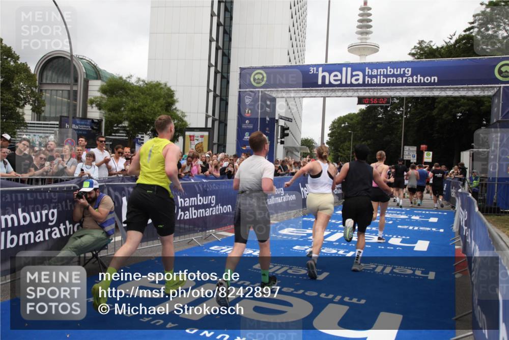 29.06.2025 - hella hamburg halbmarathon Michael Strokosch http://msf.ph/oto/8242897 29.06.2025 10:56:01 Ziel 2612, 3668, 4772, 7147, 7976, 8968, 9246, 10084, 14867, 15184, 15868, 15884, 16176 meine-sportfotos.de