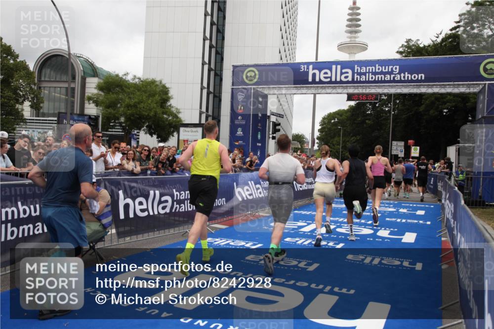 29.06.2025 - hella hamburg halbmarathon Michael Strokosch http://msf.ph/oto/8242928 29.06.2025 10:56:01 Ziel 2612, 3668, 4772, 7147, 7976, 8968, 9246, 10084, 14867, 15184, 15868, 15884, 16176 meine-sportfotos.de