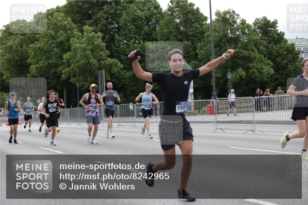 29.06.2025 - hella hamburg halbmarathon Jannik Wohlers http://msf.ph/oto/8242965 29.06.2025 10:30:01 Lombardsbrücke 1647, 2754, 2755, 2901, 4575, 4819, 10880, 12349, 12350, 12460, 12461, 12504, 12687, 12688, 13418, 14421, 15757, 15789, 15938, 16504, 16864, 18046, 18671 meine-sportfotos.de