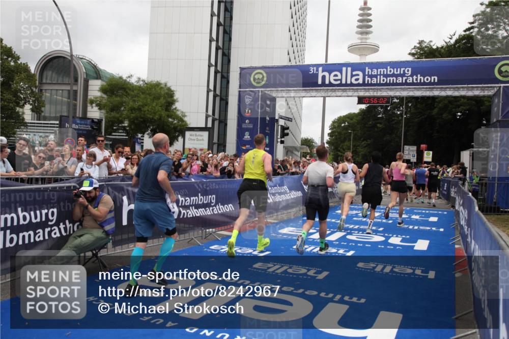 29.06.2025 - hella hamburg halbmarathon Michael Strokosch http://msf.ph/oto/8242967 29.06.2025 10:56:01 Ziel 2612, 3668, 4772, 7147, 7976, 8968, 9246, 10084, 14867, 15184, 15868, 15884, 16176 meine-sportfotos.de