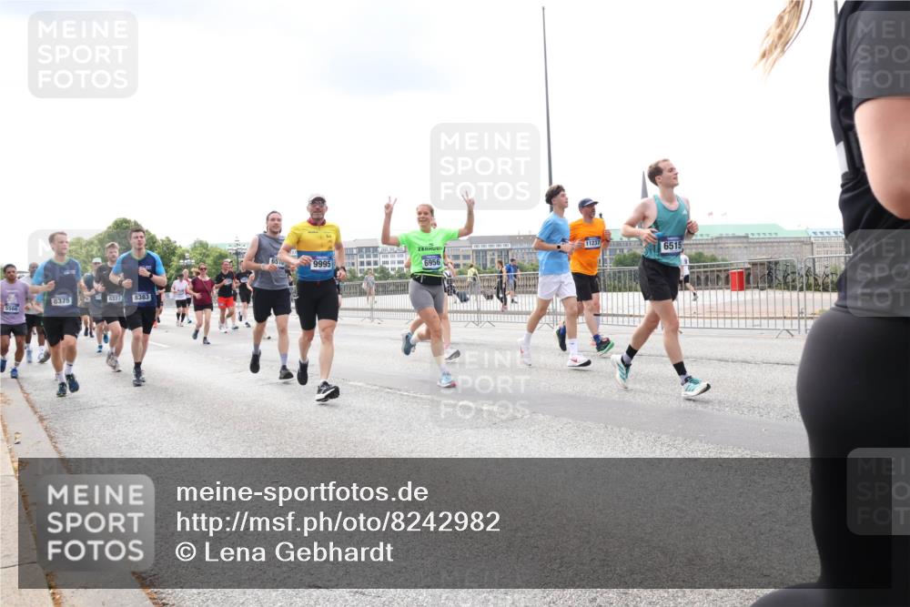 29.06.2025 - hella hamburg halbmarathon Lena Gebhardt http://msf.ph/oto/8242982 29.06.2025 10:33:54 Lombardsbrücke 1189, 1275, 1417, 1705, 1787, 1896, 1995, 2265, 2342, 2482, 2496, 2526, 2776, 2933, 3170, 3264, 3340, 3345, 3560, 3829, 3848, 4361, 4433, 4449, 4479, 4696, 4807, 4942, 5075, 5096, 5141, 5557, 5561, 5566, 5569, 5584, 5691, 5821, 5822, 5887, 6109, 6364, 6515, 6516, 6854, 6956, 6999, 7027, 7565, 7653, 7705, 8021, 8157, 8202, 8277, 8282, 8375, 8377, 8383, 8401, 8891, 9094, 9234, 9258, 9438, 9750, 9799, 9875, 9995, 10007, 10071, 10561, 11811 meine-sportfotos.de