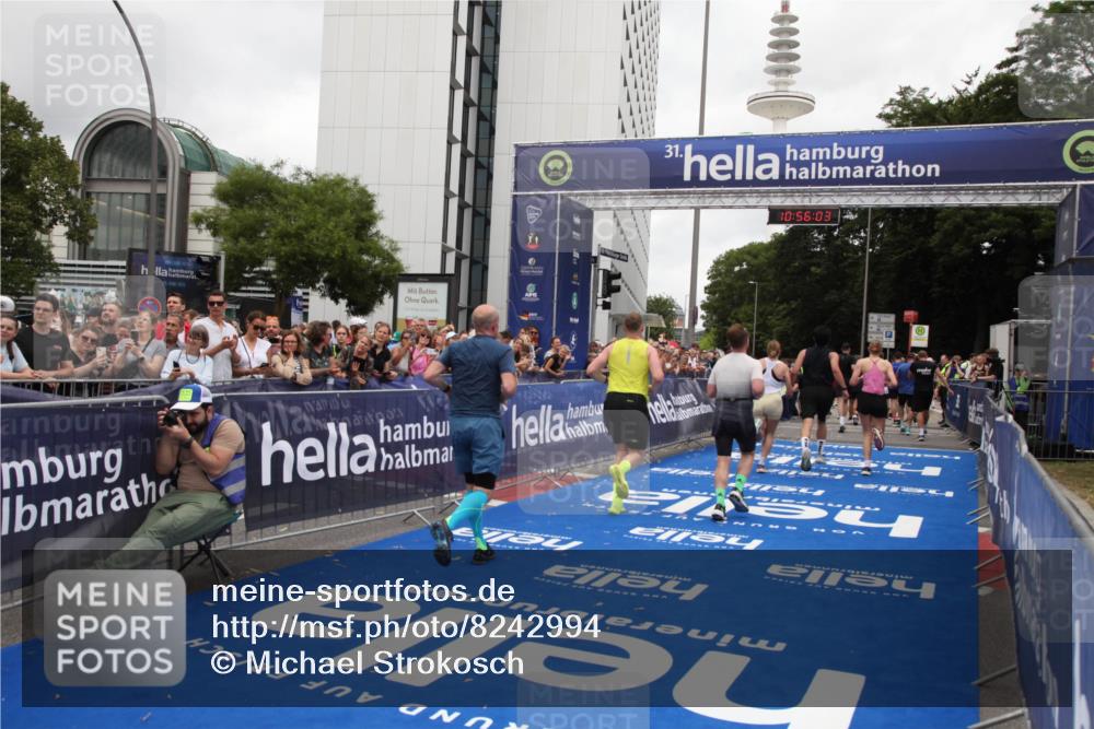 29.06.2025 - hella hamburg halbmarathon Michael Strokosch http://msf.ph/oto/8242994 29.06.2025 10:56:02 Ziel 3042, 4772, 7147, 8968, 9246, 10084, 14867, 15184, 15868, 15884, 16176 meine-sportfotos.de