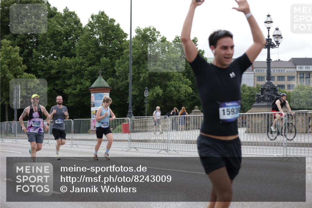 29.06.2025 - hella hamburg halbmarathon Jannik Wohlers http://msf.ph/oto/8243009 29.06.2025 10:30:02 Lombardsbrücke 1647, 2754, 2755, 2901, 4575, 4819, 6344, 10880, 12349, 12350, 12460, 12461, 12687, 12688, 13418, 14421, 15757, 15789, 15938, 16504, 16864, 18046, 18671 meine-sportfotos.de