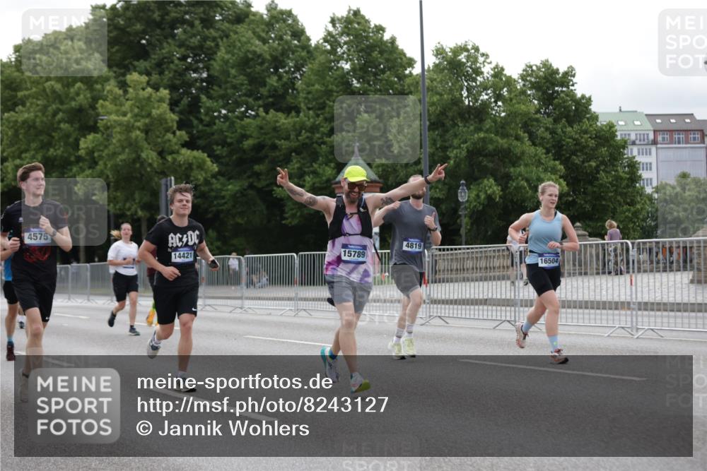 29.06.2025 - hella hamburg halbmarathon Jannik Wohlers http://msf.ph/oto/8243127 29.06.2025 10:30:03 Lombardsbrücke 1647, 2754, 2755, 2901, 4575, 4819, 6344, 10880, 12349, 12350, 12460, 12461, 12687, 12688, 13418, 14421, 15757, 15789, 15938, 16504, 16791, 16864, 18671 meine-sportfotos.de