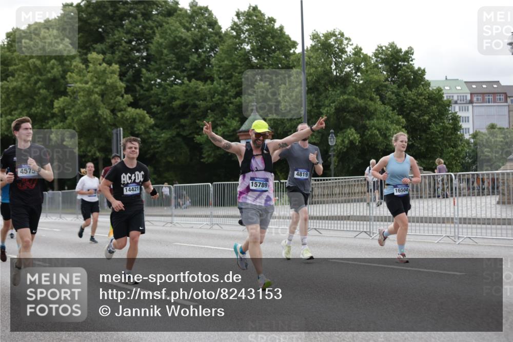 29.06.2025 - hella hamburg halbmarathon Jannik Wohlers http://msf.ph/oto/8243153 29.06.2025 10:30:03 Lombardsbrücke 1647, 2754, 2755, 2901, 4575, 4819, 6344, 10880, 12349, 12350, 12460, 12461, 12687, 12688, 13418, 14421, 15757, 15789, 15938, 16504, 16791, 16864, 18671 meine-sportfotos.de