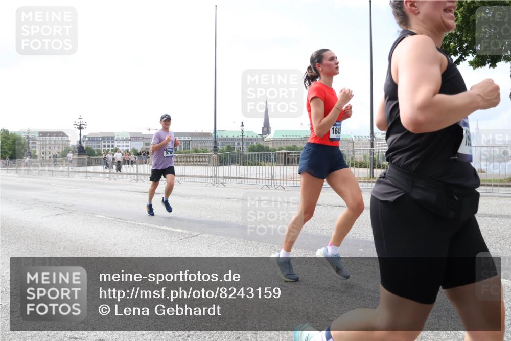 29.06.2025 - hella hamburg halbmarathon Lena Gebhardt http://msf.ph/oto/8243159 29.06.2025 10:09:52 Lombardsbrücke 1052, 1456, 1483, 1513, 1548, 1823, 3921, 4592, 5511, 7058, 7081, 7636, 8090, 8685, 9150, 9297, 9306, 9366, 9434, 9674, 9781, 9988, 10036, 10943, 11027, 12255, 12509, 12567, 13739, 15697, 16191, 16445, 16455, 16688, 16918, 17148, 17630, 17899, 18076, 18196, 18440, 18707, 19166, 19242 meine-sportfotos.de
