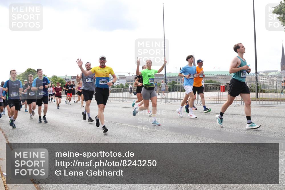 29.06.2025 - hella hamburg halbmarathon Lena Gebhardt http://msf.ph/oto/8243250 29.06.2025 10:33:54 Lombardsbrücke 1189, 1275, 1417, 1705, 1787, 1896, 1995, 2265, 2342, 2482, 2496, 2526, 2776, 2933, 3170, 3264, 3340, 3345, 3560, 3829, 3848, 4361, 4433, 4449, 4479, 4696, 4807, 4942, 5075, 5096, 5141, 5557, 5561, 5566, 5569, 5584, 5691, 5821, 5822, 5887, 6109, 6364, 6515, 6516, 6854, 6956, 6999, 7027, 7565, 7653, 7705, 8021, 8157, 8202, 8277, 8282, 8375, 8377, 8383, 8401, 8891, 9094, 9234, 9258, 9438, 9750, 9799, 9875, 9995, 10007, 10071, 10561, 11811 meine-sportfotos.de
