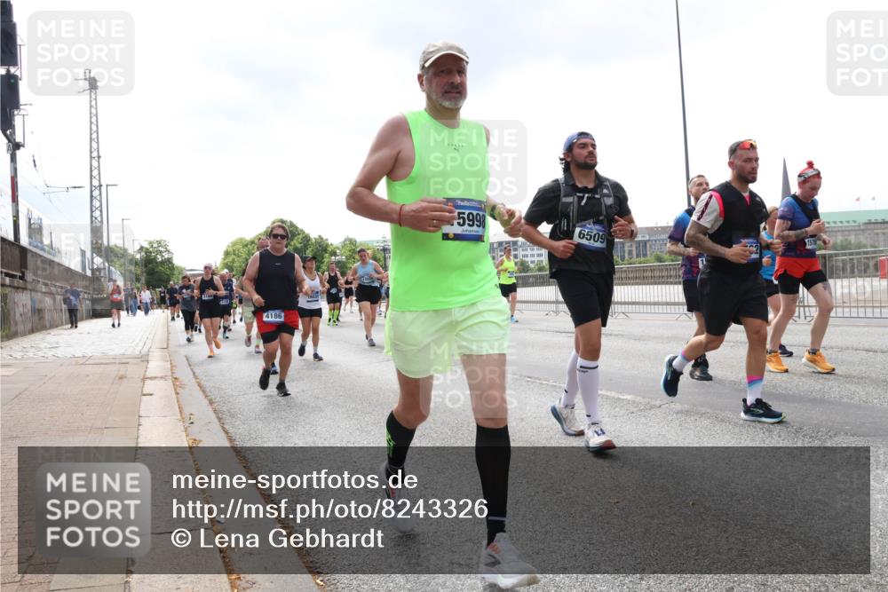 29.06.2025 - hella hamburg halbmarathon Lena Gebhardt http://msf.ph/oto/8243326 29.06.2025 10:45:25 Lombardsbrücke 1024, 1033, 1060, 1085, 1685, 1713, 1798, 2007, 2008, 2216, 2217, 2550, 2657, 2664, 2779, 2973, 3160, 3164, 3357, 3377, 3879, 3993, 4099, 4102, 4186, 4224, 4306, 4337, 4504, 4820, 4851, 5044, 5099, 5108, 5190, 5339, 5636, 5949, 6150, 6509, 6763, 6788, 6911, 6922, 6980, 7283, 7530, 7541, 7699, 7859, 7912, 8594, 8605, 8745, 8762, 8907, 9620, 10030, 10182, 10225, 10562, 10566, 10707, 11314, 12198, 12332, 12334, 12394 meine-sportfotos.de