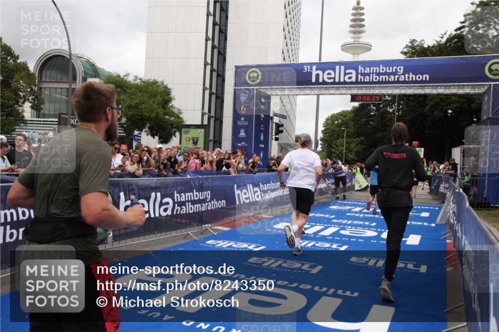 29.06.2025 - hella hamburg halbmarathon Michael Strokosch http://msf.ph/oto/8243350 29.06.2025 10:56:08 Ziel 1180, 3042, 3058, 4594, 4813, 5570, 7594, 12545, 14867, 15184, 16176, 17640, 17642, 18212 meine-sportfotos.de