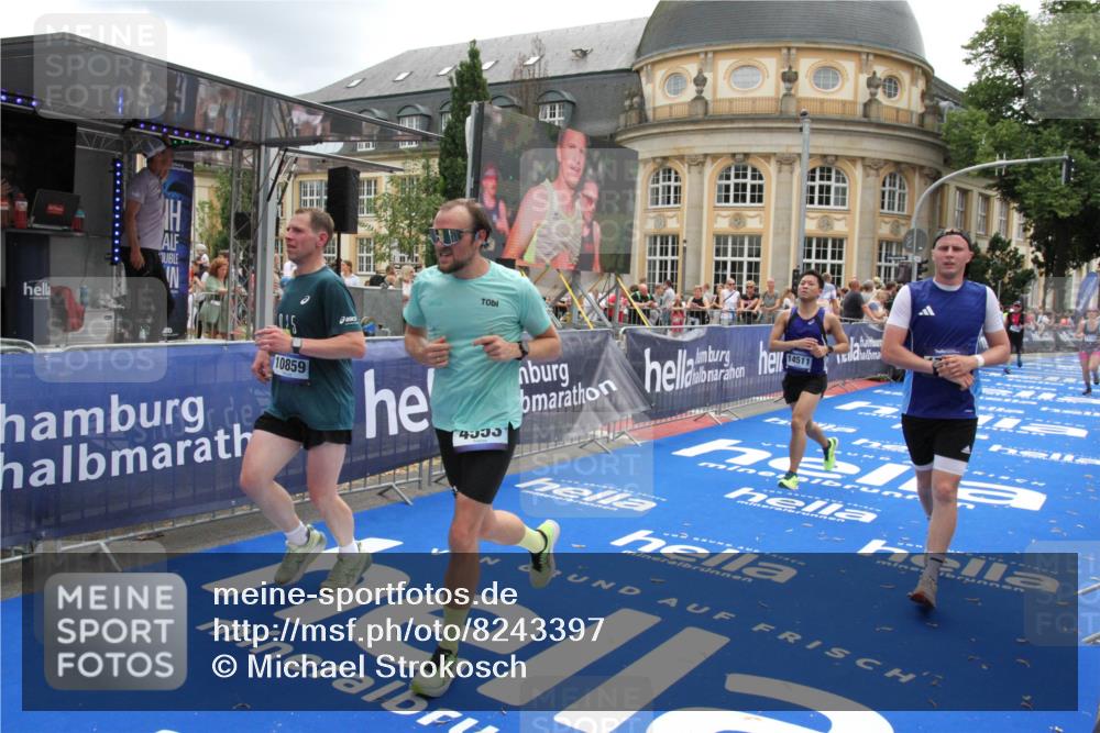 29.06.2025 - hella hamburg halbmarathon Michael Strokosch http://msf.ph/oto/8243397 29.06.2025 10:48:44 Ziel 1094, 2442, 4553, 5421, 9538, 10859, 14511, 15384, 17127 meine-sportfotos.de