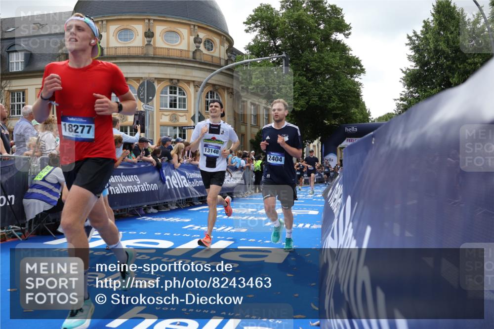 29.06.2025 - hella hamburg halbmarathon Strokosch-Dieckow http://msf.ph/oto/8243463 29.06.2025 10:37:51 Ziel 1615, 2196, 2404, 3480, 3530, 7229, 9171, 9643, 10793, 13148, 13900, 15303, 18103, 18276, 18277, 18529 meine-sportfotos.de