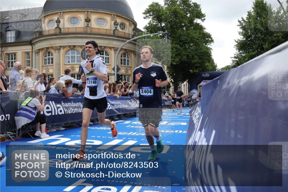 29.06.2025 - hella hamburg halbmarathon Strokosch-Dieckow http://msf.ph/oto/8243503 29.06.2025 10:37:52 Ziel 2196, 2404, 3480, 3530, 7229, 9171, 9643, 10793, 12915, 13148, 13900, 15303, 18103, 18276, 18277, 18529 meine-sportfotos.de