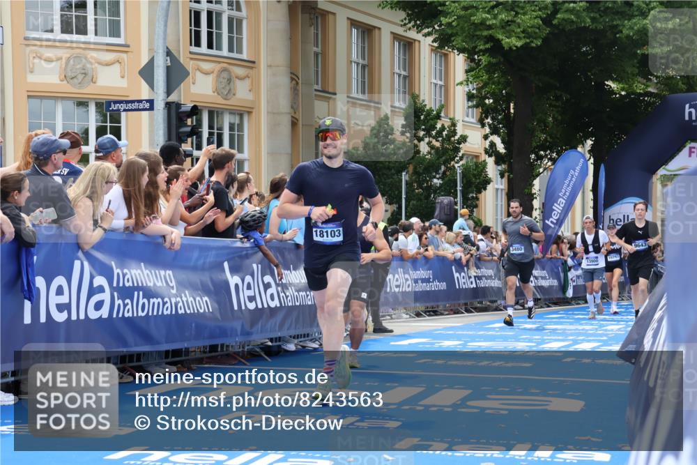 29.06.2025 - hella hamburg halbmarathon Strokosch-Dieckow http://msf.ph/oto/8243563 29.06.2025 10:37:53 Ziel 2196, 2404, 3480, 3530, 7229, 9171, 9643, 10793, 11952, 12915, 13148, 13900, 15303, 16698, 18103, 18276, 18277, 18529 meine-sportfotos.de